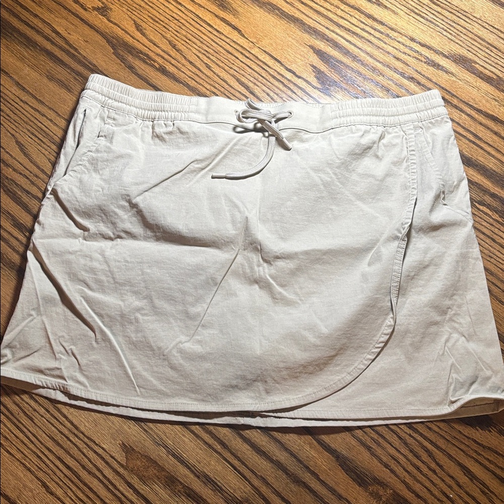 Eddie Bauer beige athletic skirt with pockets